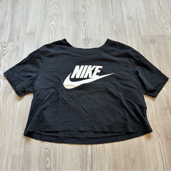 nike black crop tee - Picture 1 of 3